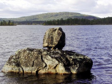 Сейд Päällekkäiskivi — камень оз.Инари