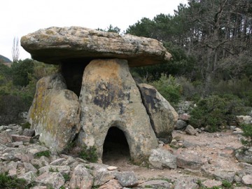Дольмен Coste-Rouge — L Ostalet das Fadas Dolmen