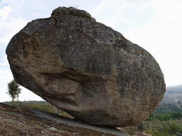 Балансирующий камень Piedra Caballero en Castelo Bom