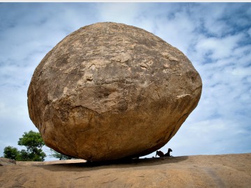Балансирующий камень Krishnas Butter Ball — Mahabalipuram rock