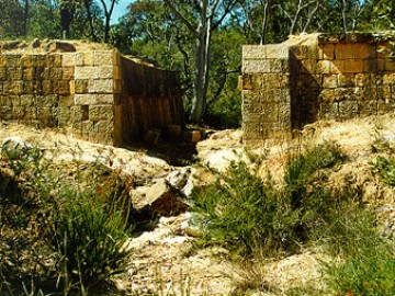 Сооружения Mogo Creek — Стены Old Great North Road