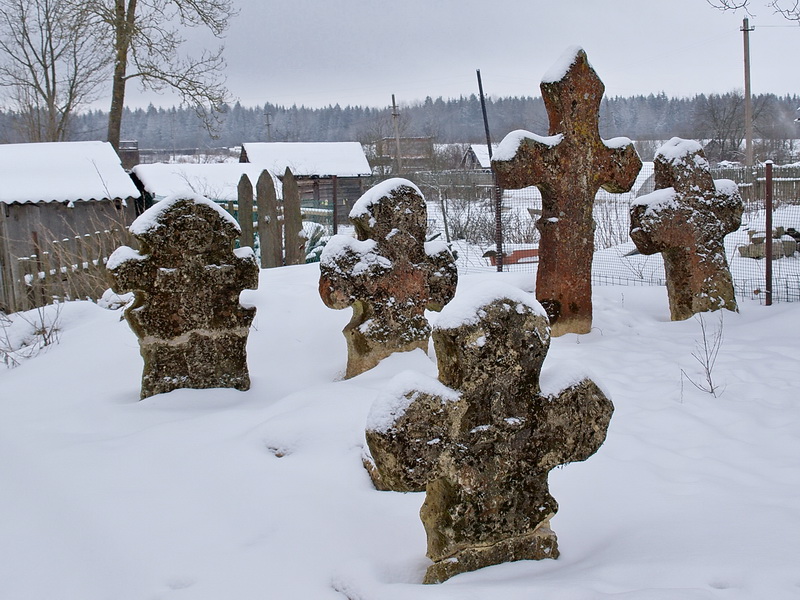 группа каменных крестов в поселке Беседа  лен обл 14-16в