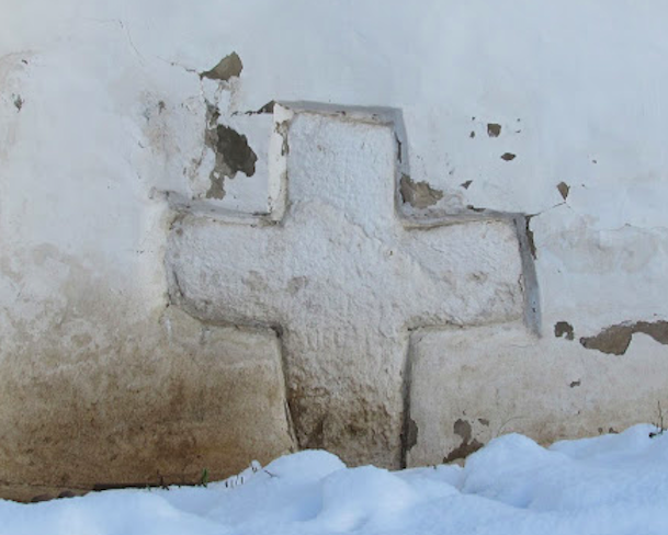 Каменныи? крест вмурованныи? в стену церкви Петра и Павла с Буя. Г. Псков.