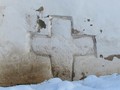Каменныи? крест вмурованныи? в стену церкви Петра и Павла с Буя. Г. Псков.