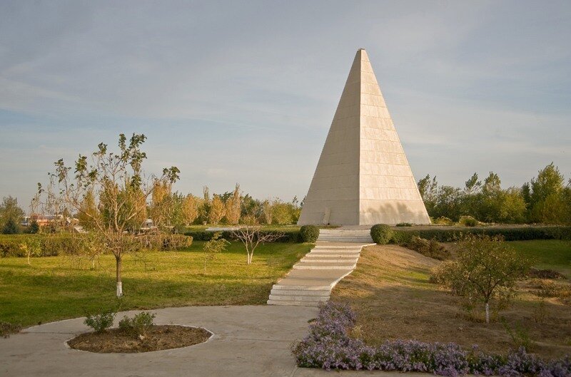 Астраханская пирамида Голода6