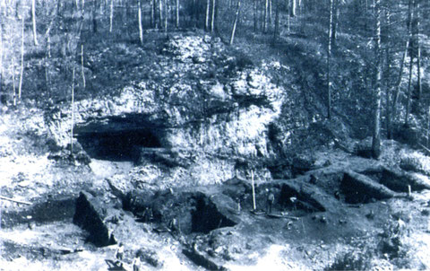 раскопки-на-площадке-перед-входом-в-дюктаи?скую-пещеру-1968-г-якутия