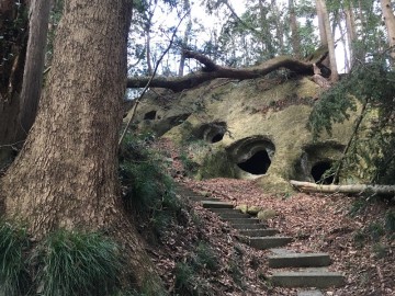 Мегалитические пещеры Доанджи Йокоана