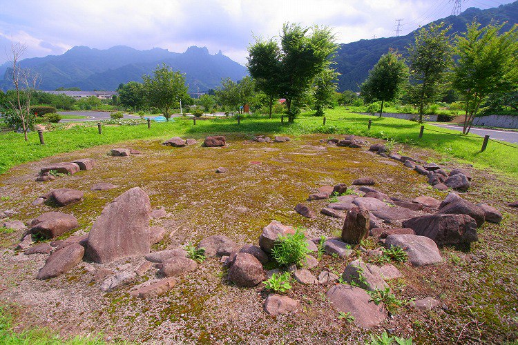 Каменныи? круг в деревне — мегалиты Сакамото-Китаура, преф.Гунма, Хонсю, Япония