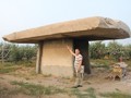Дольмен в настольном стиле в Сёкборсане, деревня Лидэ-дже в Каджу, Китай