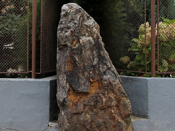 Менгир Долни Чабри — Окаменевший слуга