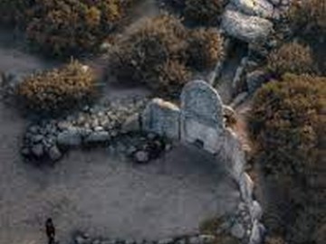 Гробница гиганта Сэнаэ Томс