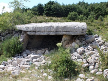 Дольмен Лесс Пьер Бланш