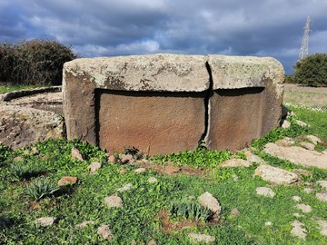 Гробница гиганта Уоре
