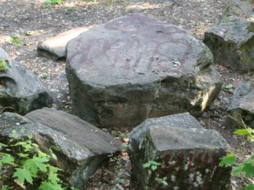 Мегалиты в усадьбе Борки - каменный стол