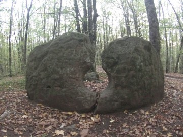Дольмен р.Шапарка 1